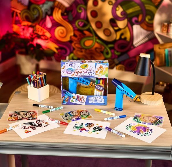 Набір для малювання аерографом з 8 маркерами та трафаретами Crayola Marker Airbrush 747669 747669 фото