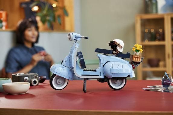 Конструктор Лего Идея Веспа 125 мотороллер культовая модель Lego Ideas Vespa 10298 10298 фото