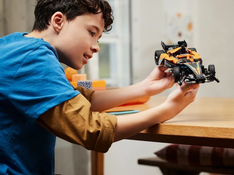 Конструктор Лего Технік гоночний автомобіль Неом МС Ларен формула Lego Technic NEOM McLaren Formula E Race Car 42169 42169 фото