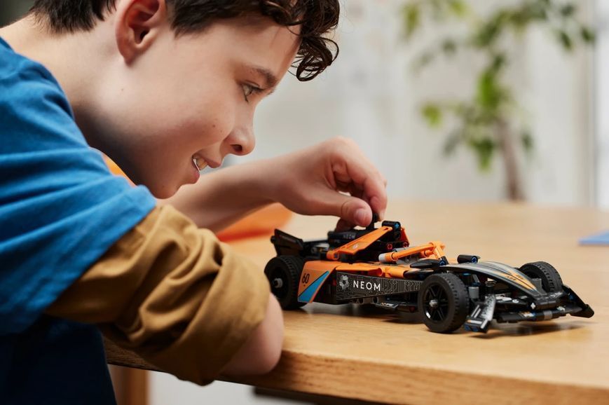 Конструктор Лего Технік гоночний автомобіль Неом МС Ларен формула Lego Technic NEOM McLaren Formula E Race Car 42169 42169 фото